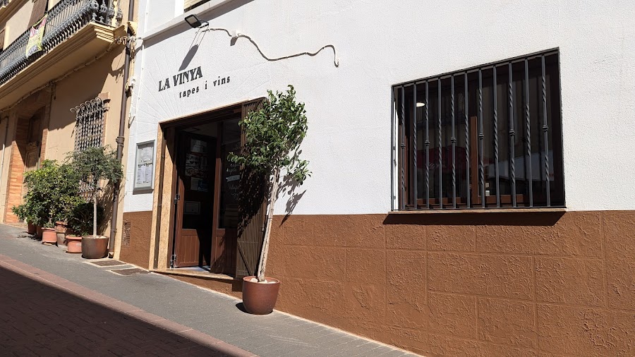 La Vinya,Tapes i Vins.